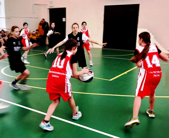 В рабочем поселке Кузоватово прошел муниципальный этап соревнований по баскетболу среди девушек.