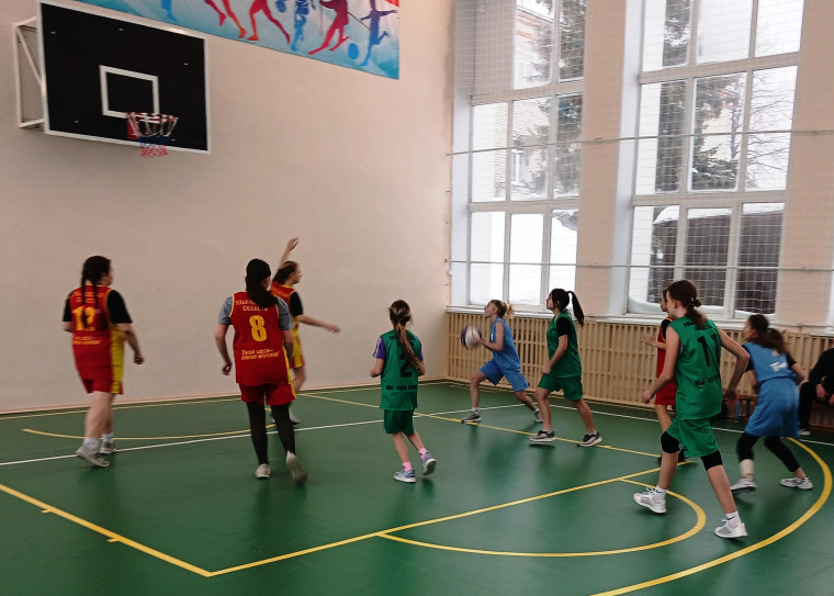 В рабочем поселке Кузоватово прошел муниципальный этап соревнований по баскетболу среди девушек.