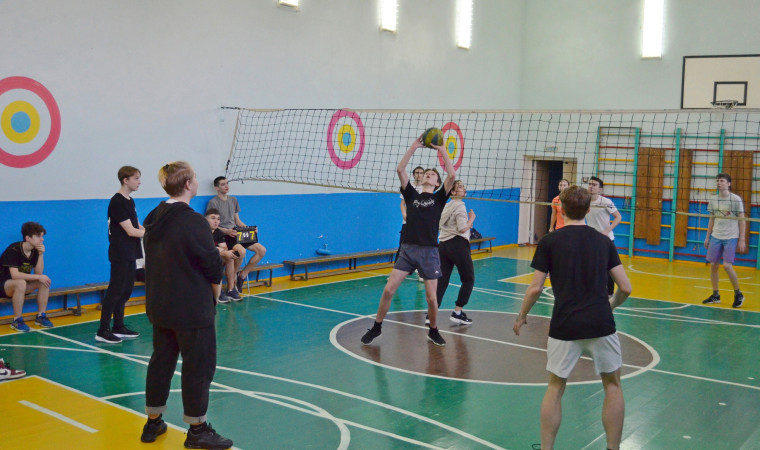 Школьные соревнования по волейболу .